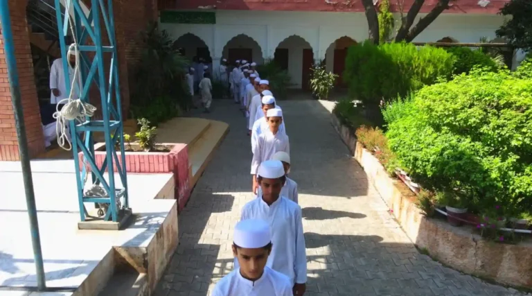 طلبہ منظم انداز میں اسمبلی سے کلاسز میں جاتے ہوئے Jamia Ul Uloom Multan