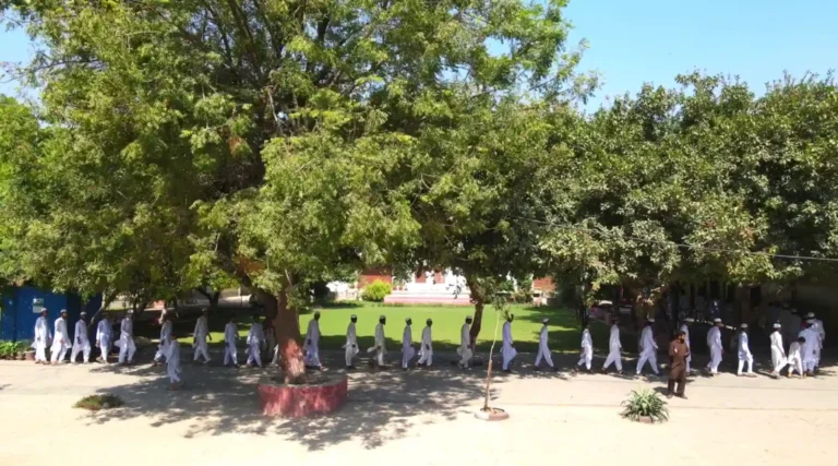 طلبہ منظم انداز میں اسمبلی سے کلاسز میں جاتے ہوئے Jamia Ul Uloom Multan
