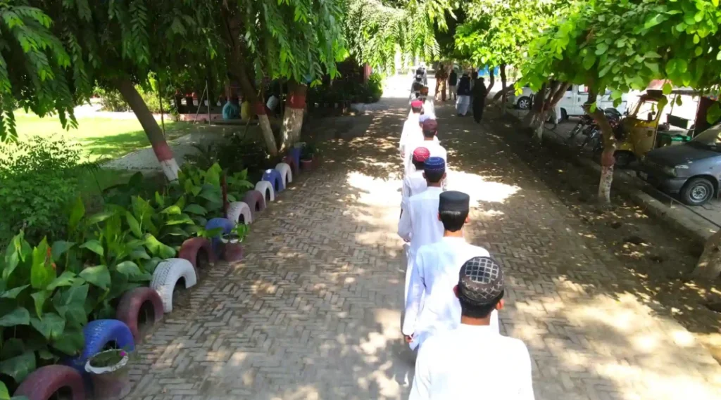 طلبہ منظم انداز میں اسمبلی سے کلاسز میں جاتے ہوئے