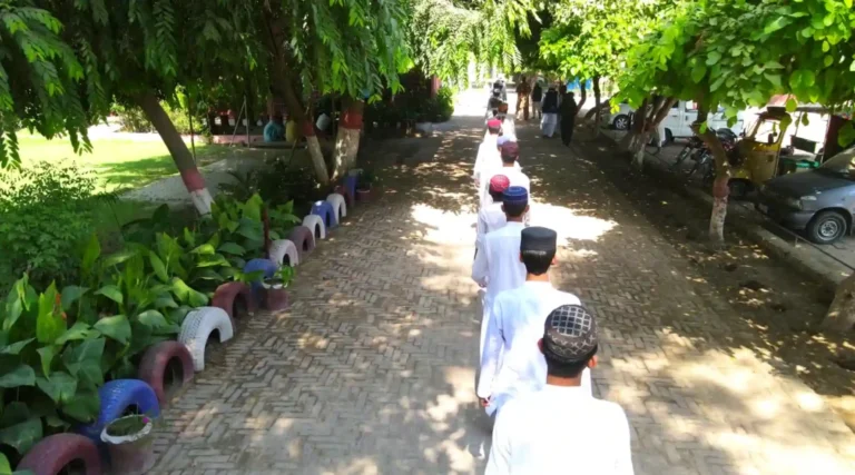 طلبہ منظم انداز میں اسمبلی سے کلاسز میں جاتے ہوئے Jamia Ul Uloom Multan