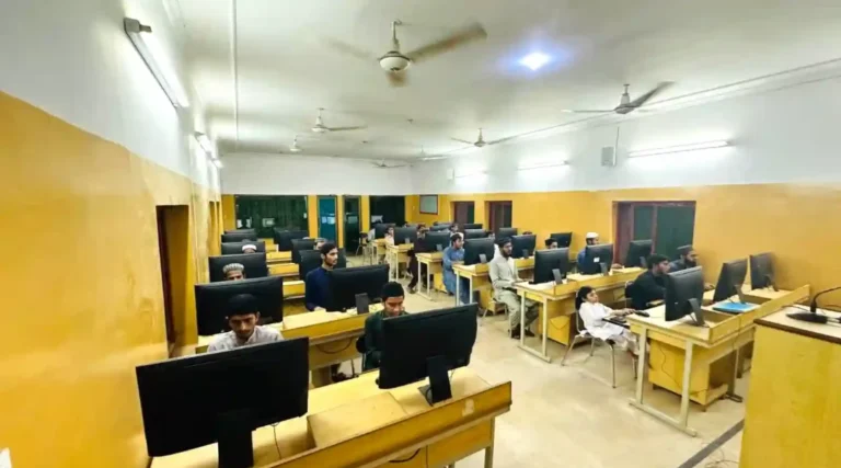 جدید کمپیوٹرز پر مشتمل کمپیوٹر لیب