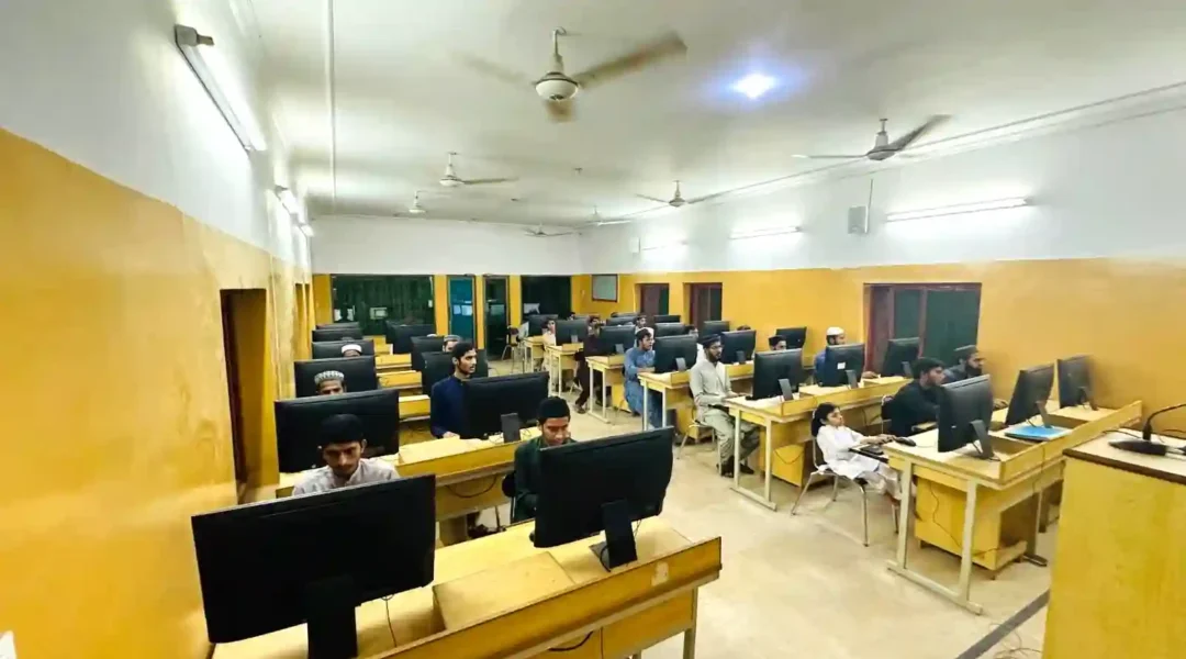 جدید کمپیوٹرز پر مشتمل کمپیوٹر لیب