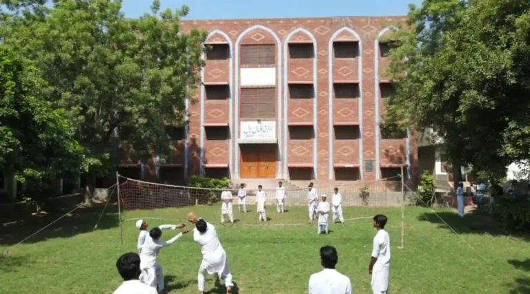 طلباء کھیلتے ہوئے Jamia Ul Uloom Multan