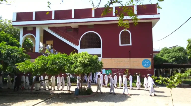 طلبہ منظم انداز میں اسمبلی سے کلاسز میں جاتے ہوئے Jamia Ul Uloom Multan