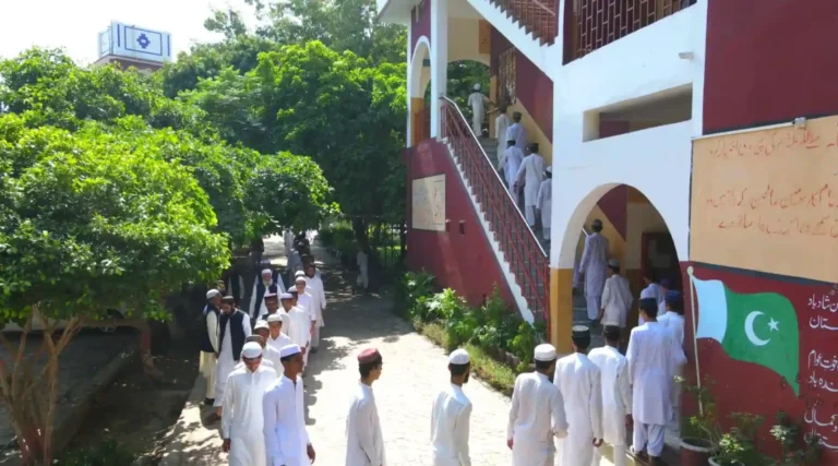 طلبہ منظم انداز میں اسمبلی سے کلاسز میں جاتے ہوئے Jamia Ul Uloom Multan